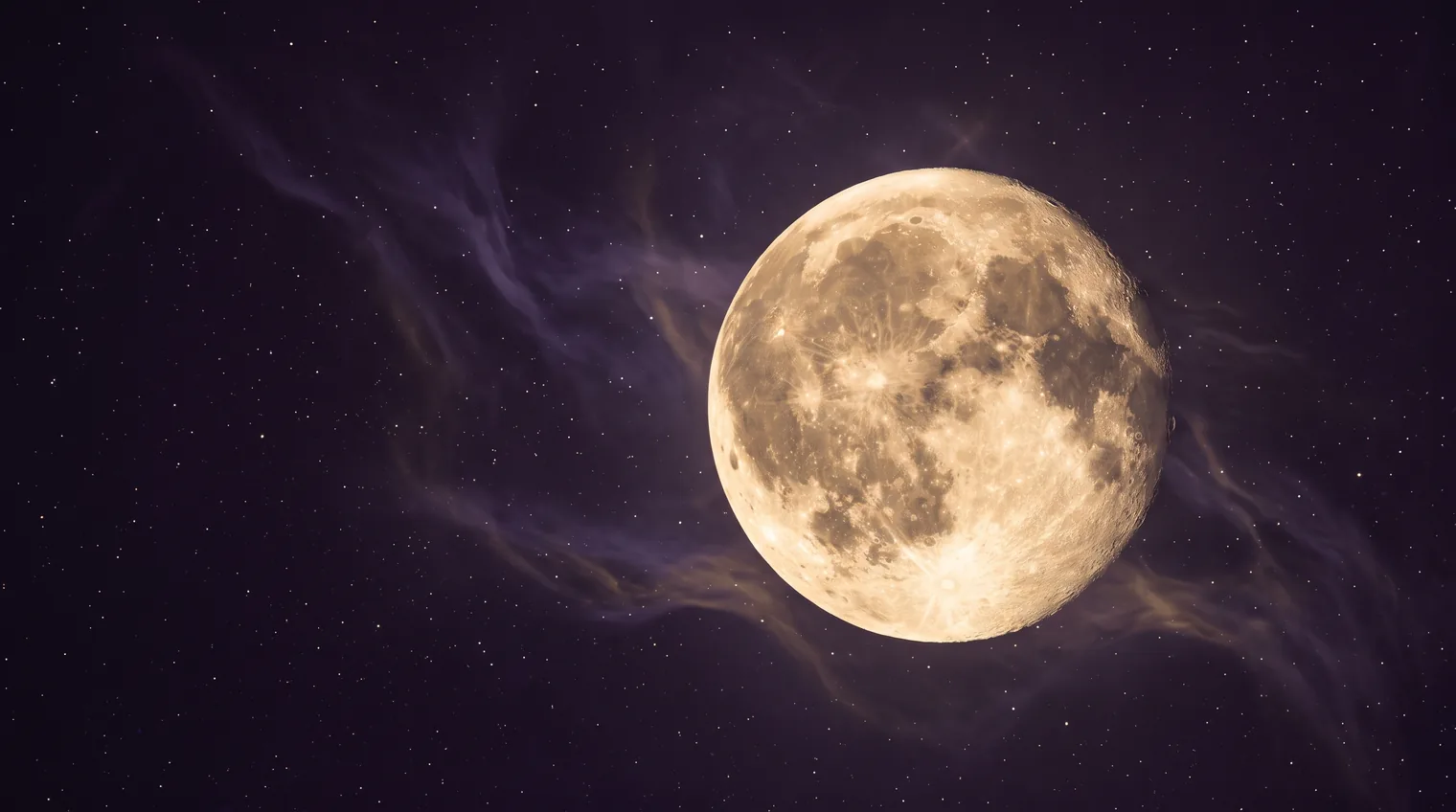 Der Mond in warmem Goldton vor tiefem aubergine-violettem Nachthimmel mit zarten Nebelschleiern und feinen Sternen